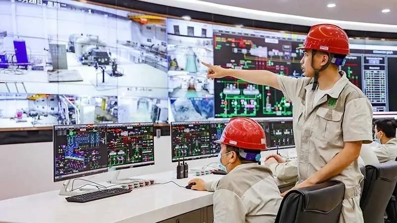 Los trabajadores de la planta de energía de residuos de Soc Son, en las afueras de Hanói, operan el proceso de tratamiento de residuos para generar electricidad. (Foto: Nhan Dan)