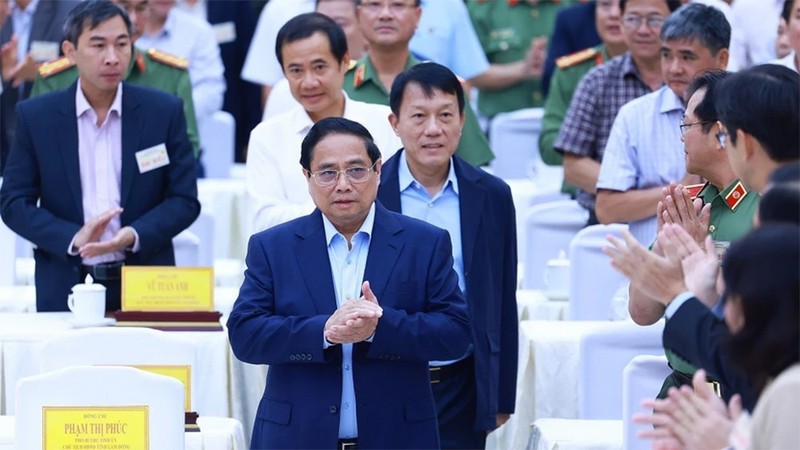 El primer ministro de Vietnam, Pham Minh Chinh, llega a la conferencia.