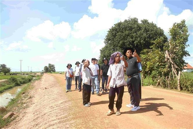 Miembros de la delegación entrevistan a testigos históricos del régimen genocida de Pol Pot en el sitio de Go Po Chey en el distrito de Kandeang, provincia de Pursat, Camboya (Foto: VNA)