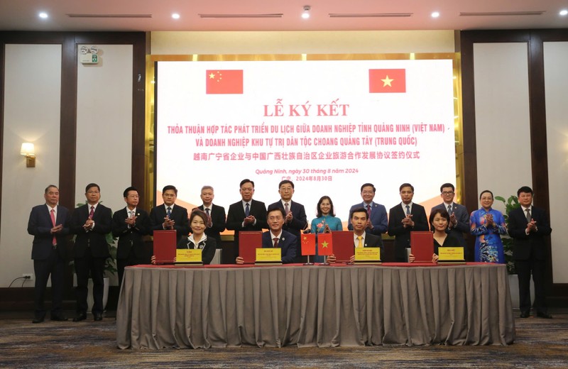 En el acto de firma. (Foto: baoquangninh.vn)