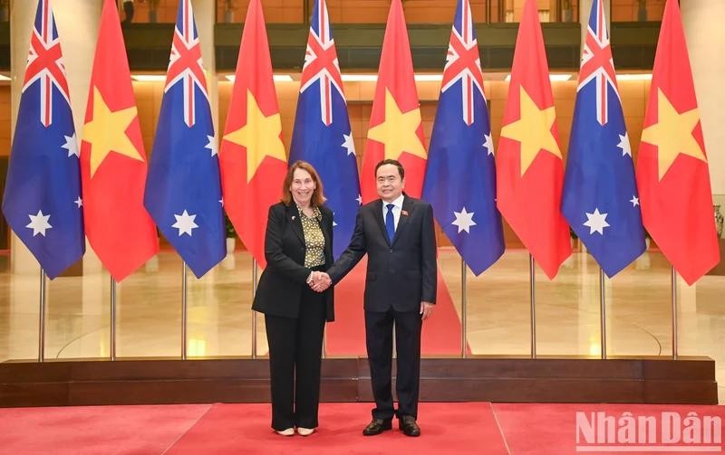 El presidente de la Asamblea Nacional, Tran Thanh Man y la titular del Senado australiano, Sue Lines. 