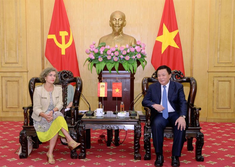 El director de la Academia Nacional de Política Ho Chi Minh, Nguyen Xuan Thang, recibe a la nueva embajadora española en Vietnam, Carmen Cano de Lasala. (Foto: hcma.vn)