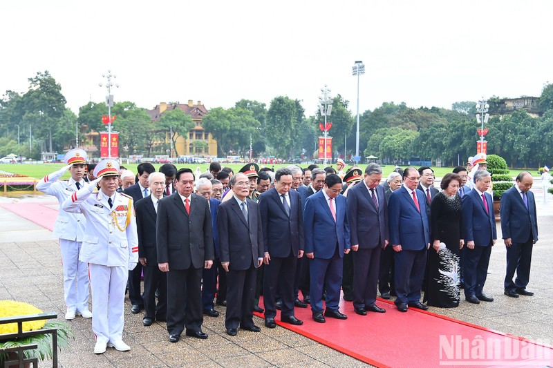 Los dirigentes de Vietnam rinden homenaje al Presidente Ho Chi Minh.