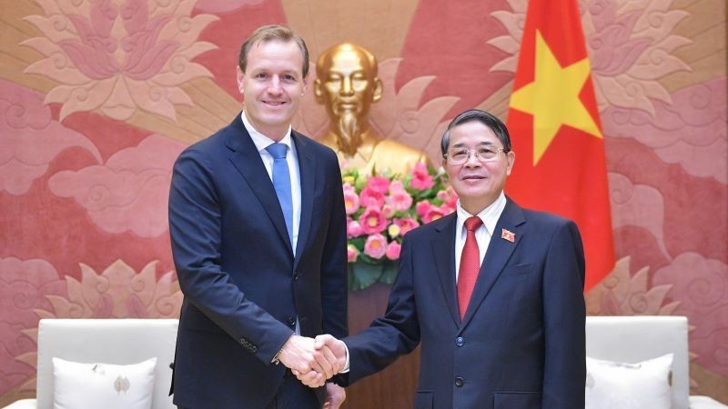 El vicepresidente de la Asamblea Nacional de Vietnam, Nguyen Duc Hai y Wieste Mutters, director ejecutivo de Heineken Vietnam. 