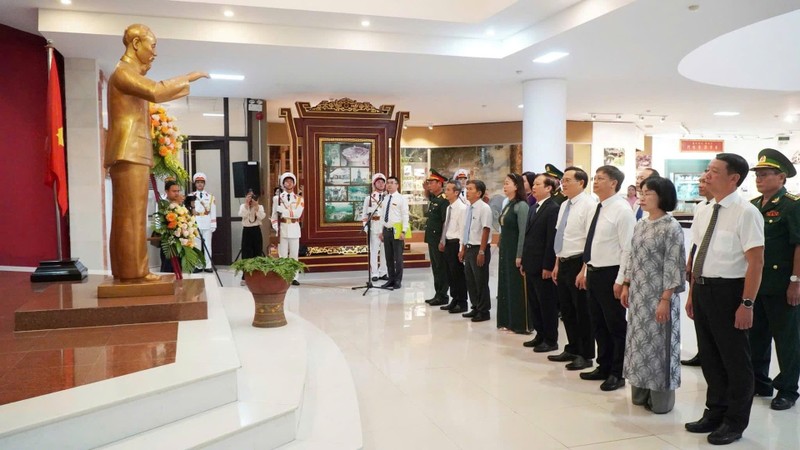 Las autoridades de la provincia de Thua Thien-Hue rinden tributo al Presidente Ho Chi Minh. (Foto: VNA)