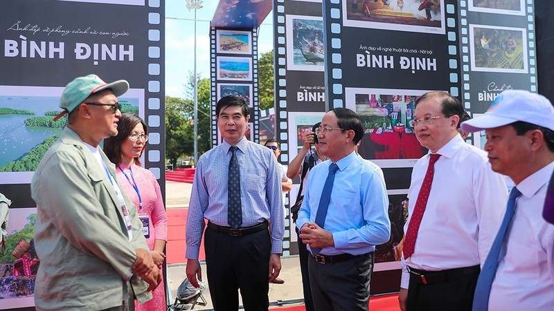 El viceministro de Cultura, Deportes y Turismo Ta Quang Dong conversa con los delegados.