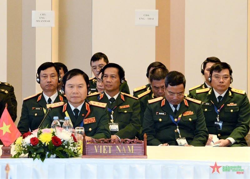 El jefe del Estado Mayor General del Ejército Popular de Vietnam y viceministro de Defensa, coronel general Nguyen Tan Cuong, interviene en la reunión. (Foto: qdnd.vn)