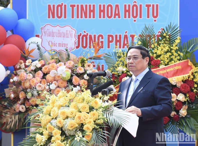 El primer ministro de Vietnam, Pham Minh Chinh, asiste al acto de inicio del año escolar 2024-2025 en la escuela Nguyen Dinh Chieu en Hanói. 