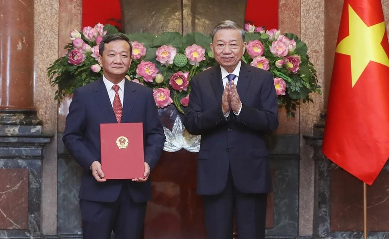 El secretario general del Comité Central del Partido Comunista de Vietnam (PCV) y presidente del Estado, To Lam, entrega la decisión de nombramiento al embajador vietnamita en Laos, Nguyen Minh Tam. (Foto: VNA)