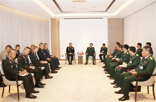 El jefe del Estado Mayor General del Ejército Popular de Vietnam y viceministro de Defensa, coronel general Nguyen Tan Cuong, se reúne con el jefe de las Fuerzas de Defensa de Tailandia, Songwit Noonpakdee. (Foto: VNA)