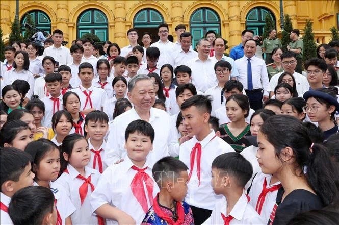 El secretario general del Partido Comunista de Vietnam y presidente del país, To Lam, y jóvenes, quienes son hijos de mártires, ahijados de la asociación de mujeres y adoptados de agentes de la Seguridad Pública, así como de combatientes de esta fuerza ganadores de premios nacionales e internacionales en el período 2023-2024. (Foto: VNA)