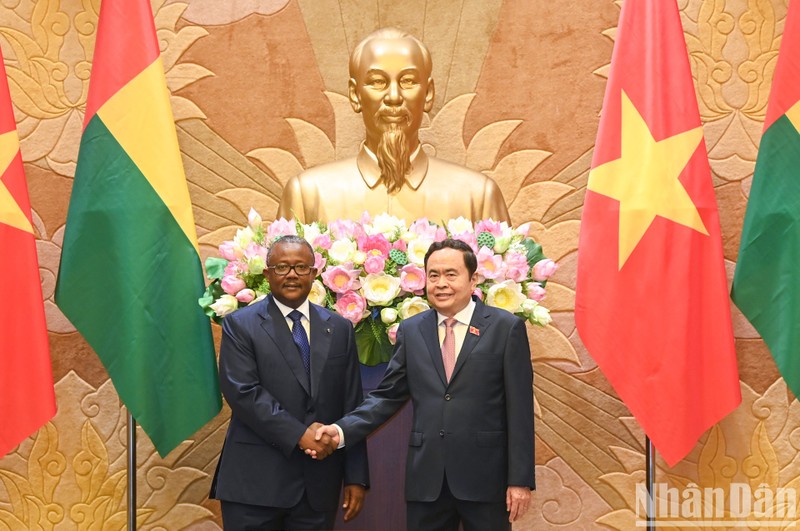 El presidente de la Asamblea Nacional de Vietnam, Tran Thanh Man, y el presidente de Guinea-Bissau, Umaro Sissoco Embaló. 