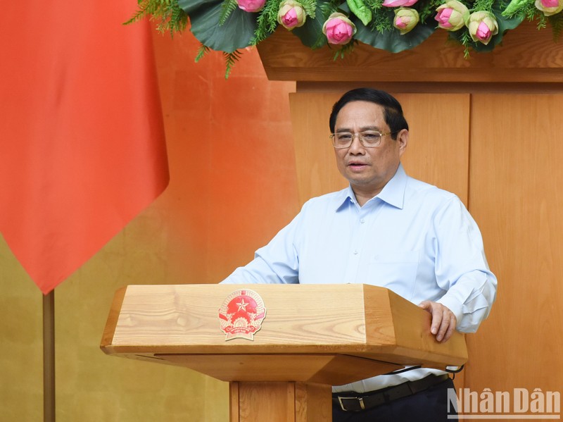 El primer ministro de Vietnam, Pham Minh Chinh, preside la reunión ordinaria mensual del Gobierno. 