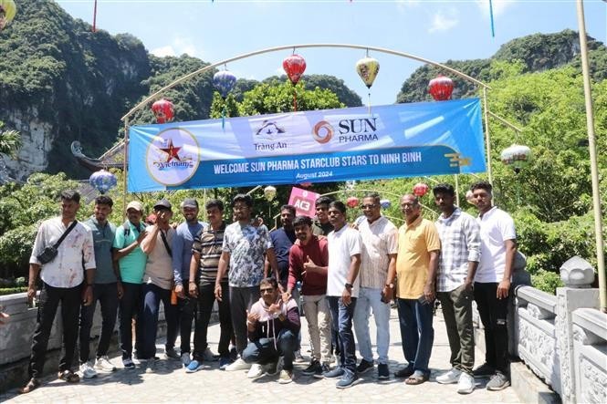 La delegación del multimillonario indio queda impresionada con la belleza natural del área ecoturística de Trang An, distrito de Hoa Lu, provincia de Ninh Binh. (Foto: VNA)