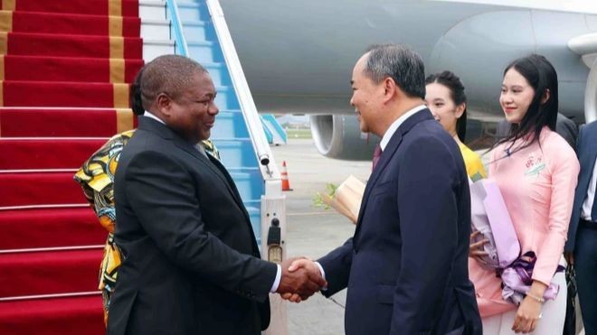 El jefe de la Oficina Presidencial, Le Khanh Hai, recibe al presidente de Mozambique, Filipe Jacinto Nyusi, y su cónyuge en el aeropuerto internacional de Noi Bai, Hanói, el 8 de septiembre de 2024. (Foto: VNA)