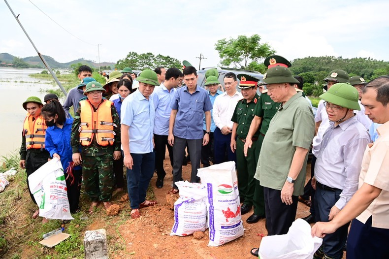 El secretario general del Partido Comunista y presidente de Vietnam, To Lam, inspecciona las labores de prevención y lucha contra las inundaciones y tormentas. (Foto: VNA)