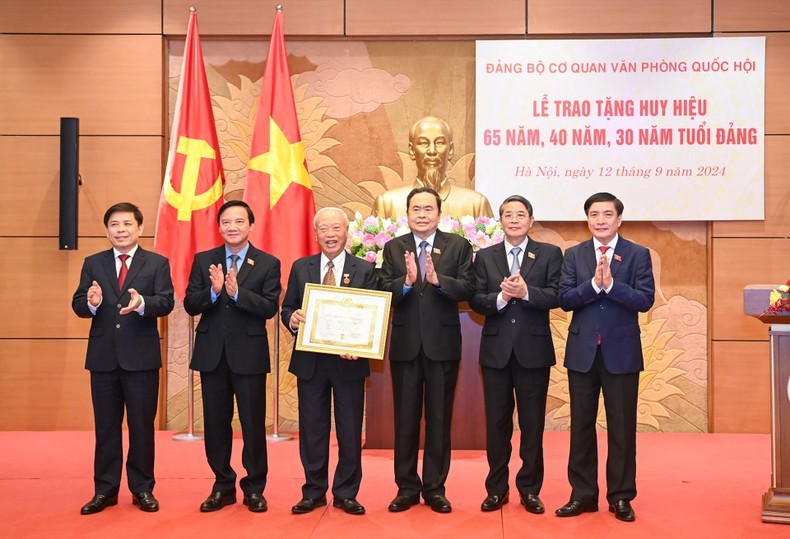 El presidente de la AN, Tran Thanh Man, y los vicetitulares de la AN, otorgan la insignia por 65 años de membresía del PCV a Nguyen Van An, exmiembro del Buró Político del Comité Central de la organización política y extitular de la AN.