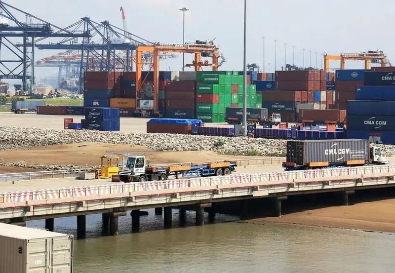 Camiones portacontenedores transportan mercancías a través del muelle en el grupo portuario Cai Mep-Thi Vai, provincia de Ba Ria-Vung Tau. (Foto: VNA)