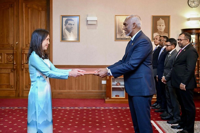 Trinh Thi Tam, embajadora de Vietnam en Sri Lanka, concurrente en Maldivas, entrega las cartas credenciales al presidente de la República de Maldivas, Mohamed Muizzu. (Foto: baoquocte.vn)