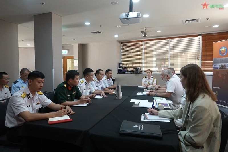 El contralmirante Christopher Smith, comandante de la flota de la Marina Real Australiana, recibe al contralmirante Nguyen Viet Khanh, subjefe de Estado Mayor de la Armada Popular de Vietnam. (Foto: qdnd.vn)