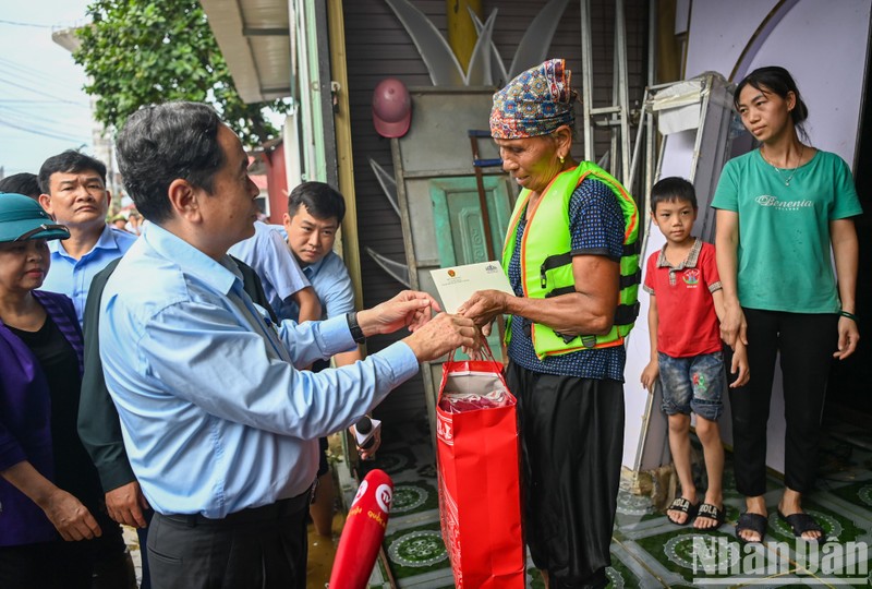 Thanh Man anima y entrega regalos a las familias en la aldea de Diem, en la comuna de Nga My.