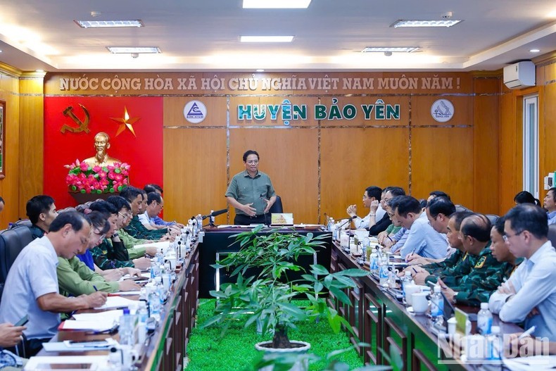 El primer ministro Pham Minh Chinh interviene en la reunión.