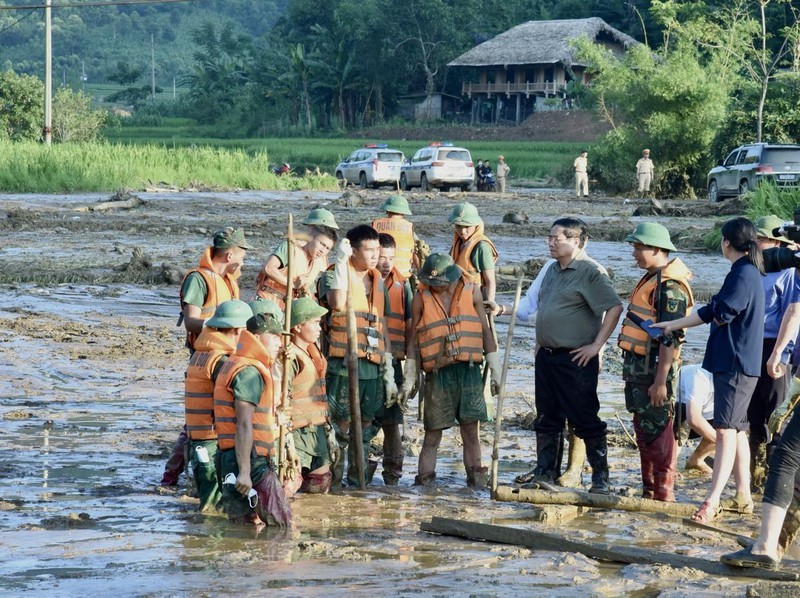 El primer ministro Pham Minh Chinh durante su inspección sobre el terreno de la operación de búsqueda y rescate en la aldea Lang Nu de la provincia de Lao Cai. 