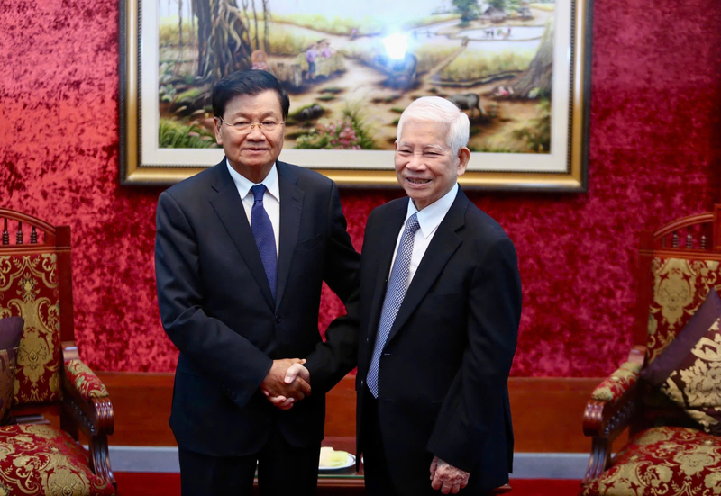 El secretario general del Comité Central del Partido Popular Revolucionario de Laos (PPRL) y presidente del país, Thongloun Sisoulith, (izq.) y el expresidente vietnamita Nguyen Minh Triet. (Foto: dangcongsan.vn)