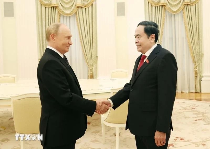 El presidente de la Asamblea Nacional de Vietnam, Tran Thanh Man, (derecho) y el presidente de Rusia, Vladimir Putin. (Foto: VNA)