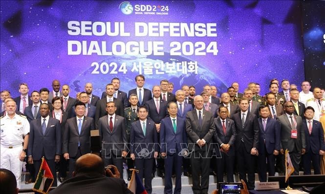 El primer ministro de Corea del Sur, Han Duck Soo, y jefes de delegaciones de defensa de los países participantes. (Foto: VNA)