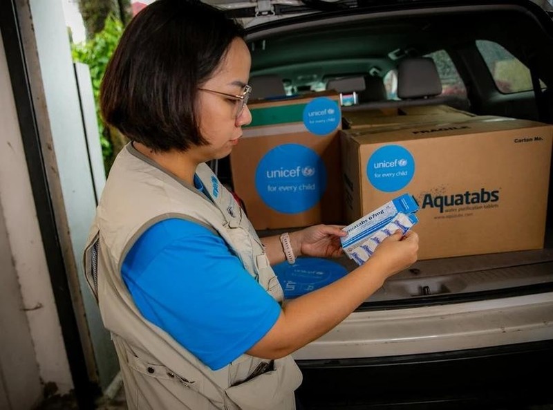 Unicef transporta con urgencia 80 mil pastillas potabilizadoras de agua al Centro Provincial de Control de Enfermedades de Thai Nguyen y cuatro mil litros de agua al Hospital Provincial de Lao Cai (Foto: Unicef)