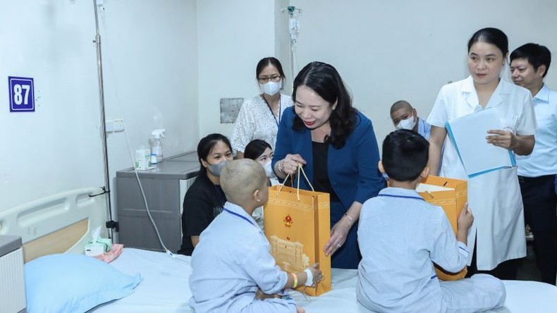 La vicepresidenta de Vietnam Vo Thi Anh Xuan entrega obsequios a pacientes infantiles. 