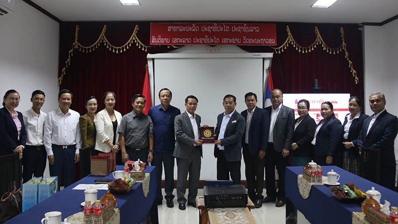 La delegación de la Asociación de Periodistas de Vietnam trabaja con el periódico Pasaxon.