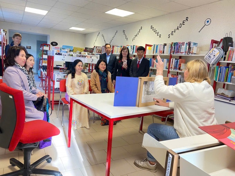 La delegación vietnamita trabaja en una escuela primaria de Francia (Foto: thoidai.com.vn)