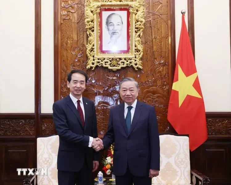 El secretario general del Partido Comunista y presidente de Vietnam, To Lam, recibe en Hanói al nombrado embajador chino, He Wei. (Foto: VNA)