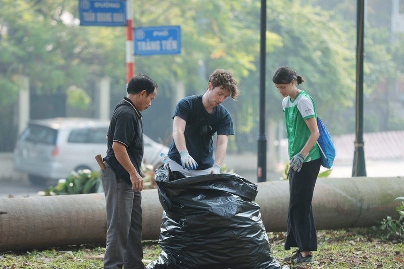 Los voluntarios recogen basura en la zona del jardín de flores de Bac Co (distrito de Hoan Kiem).