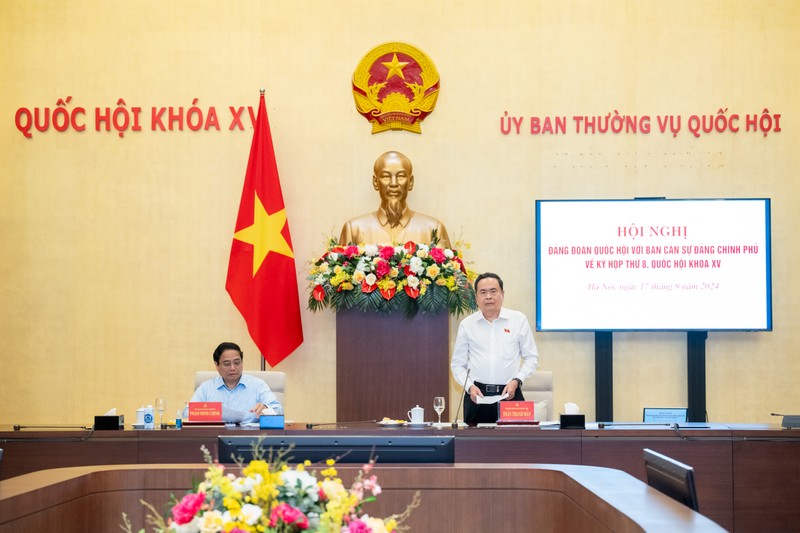 El primer ministro Pham Minh Chinh y el presidente de la Asamblea Nacional Tran Thanh Man copresiden el evento. (Foto: quochoi.vn)