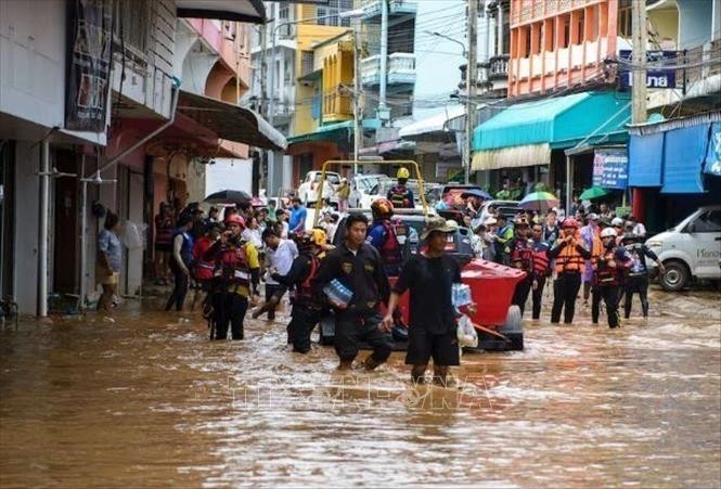 Fuerzas de rescate ayudan a las personas en las inundaciones, debido al impacto del tifón Yagi, en la provincia de Chiang Rai, Tailandia, el 11 de septiembre de 2024. (Foto: REUTERS/VNA)