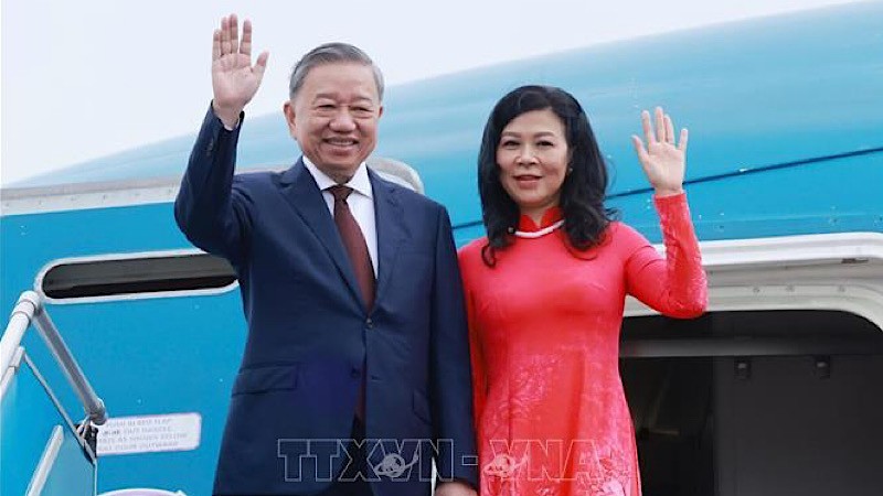 El secretario general del Partido Comunista de Vietnam y el presidente del país, To Lam, y su esposa en el Aeropuerto Internacional de Noi Bai, en Hanói para comenzar el viaje.