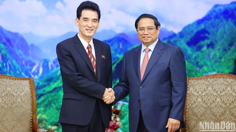 El primer ministro de Vietnam, Pham Minh Chinh (en la derecha), y el embajador norcoreano, Ri Sung Guk.