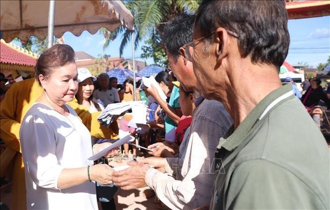 Entrega de asistencia a los afectados por Yagi en e Luang Namtha. (Foto: VNA)