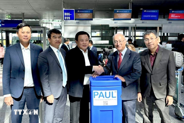 Kambiz Ghawami, presidente del Servicio Universitario Mundial (WUS) de Alemania, entrega de manera simbólica 18 filtros de agua PAUL (Unidad acuática portátil para salvar vidas) a localidades vietnamitas afectadas por el supertifón Yagi. (Foto: VNA)