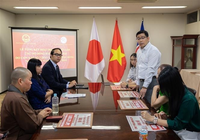 El presidente de la Asociación Vietnamita en Saitama, Pham Dinh Thuong, habla en el evento (Foto: VNA)