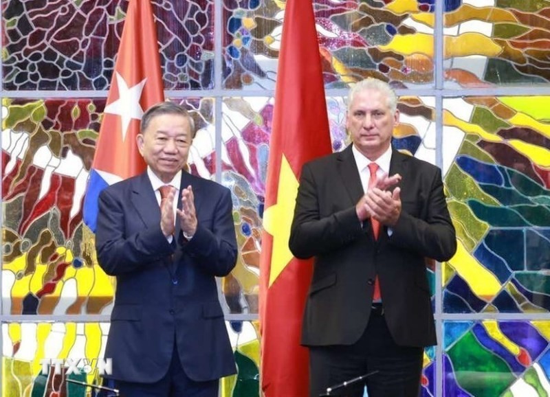 El secretario general del Partido Comunista y presidente de Vietnam, To Lam, y su par cubano, Miguel Díaz-Canel Bermúdez, en la ceremonia.