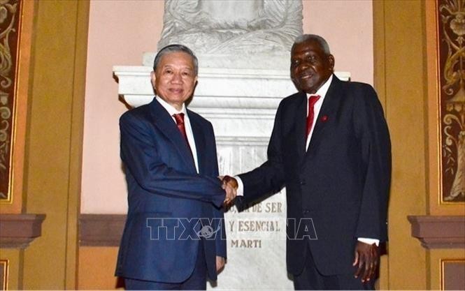 El secretario general del Partido Comunista y presidente de Vietnam, To Lam, y el presidente de la Asamblea Nacional del Poder Popular de Cuba, Esteban Lazo Hernández.