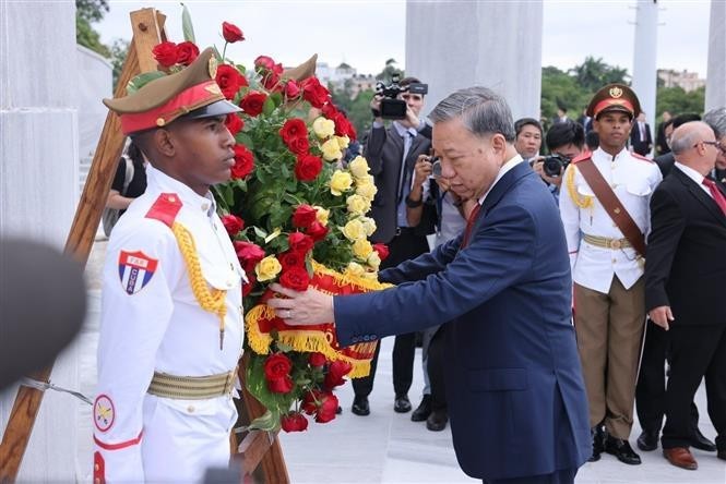 El secretario general del Partido Comunista y presidente de Vietnam, To Lam, deposita flores ante el Monumento al José Martí. (Foto: VNA)