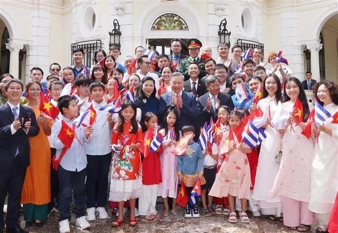 El secretario general del Partido Comunista y presidente To Lam se posa para una foto con el personal de la Embajada y representantes de la comunidad de vietnamitas en Cuba. (Foto: VNA)