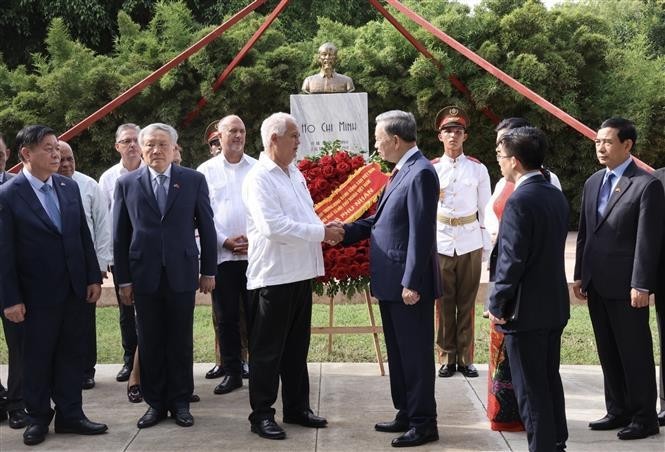 El secretario general del Partido Comunista de Vietnam y presidente del país, To Lam, y el jefe del Departamento de Relaciones Internacionales del Comité Central del Partido Comunista de Cuba, Emilio Lozada García, en el Parque Ho Chi Minh. (Foto: VNA)