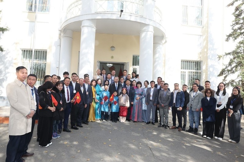 El secretario general del Partido Comunista y presidente de Vietnam, To Lam, toma fotografía con la comunidad vietnamita en Mongolia. (Foto: VNA)