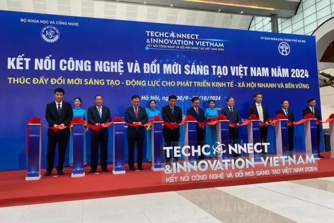 Los delegados cortan la cinta inaugural de Techconnect and Innovation Vietnam 2024 en Hanói (Foto: VTV)